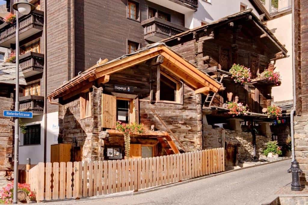 Chalet Z’Gogwärgji is a miniature Swiss chalet in the old town of Zermatt, Switzerland. A cosy escape in this stunning town.